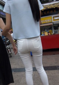 Paul大师作品-漂亮的紧身白裤圆臀美眉和妈妈一起逛街[2.85G]