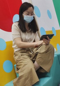224亲子乐园年轻长发眼镜宝妈休闲漏腿街拍丝袜都烂了7分41秒