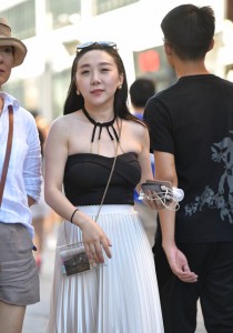 161露肩装白裙美女逛街记35张
