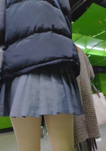 自带打底裤的肉丝袜百褶裙美女[915M]