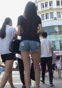 【熬夜猫】牛仔热裤长腿美女[450M]