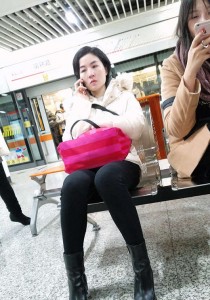 白色滑雪衫黑丝紧身裤[663M]