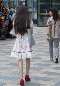 谁家的小公主这么可爱，玉腿玉足的幻想85张