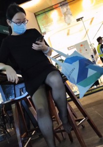 169年轻宝妈黑色连衣裙黑丝拖鞋室外室内两部视频