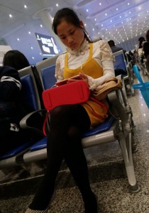 黄色连衣裙黑丝格子尖头皮鞋[1.13G]