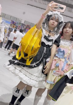 1338【KFC】洛丽塔裙学生妹和同学逛展·宽松白内透着黑·低角度CD