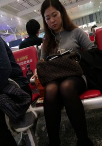 看手机的灰色高领毛衣黑丝黑裸靴[945M]