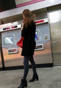 手持红包的黑衣街拍黑丝黑高[909M]