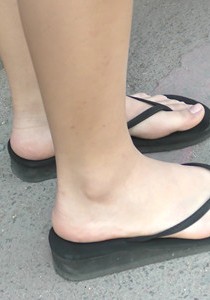 且听风吟4K丝足-可爱妹子的脚丫伸出凉拖趾[1.45G]