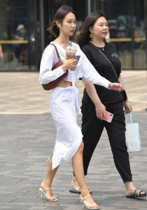 白裙气质美女的优美滑背151张