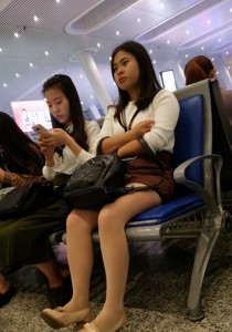 褐色短裙露袜根[636M]