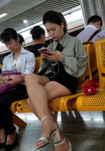 认真看手机的美腿黑热裤[519M]