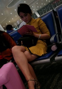 黄色连衣裙裸腿尖头皮鞋[1.12G]