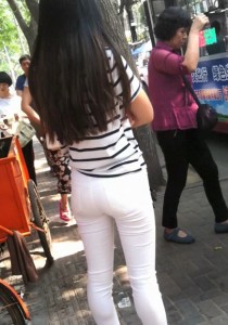 Phoenix-等公交的白裤翘臀美女[711M]