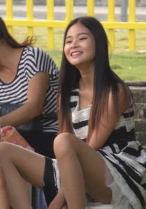 【王的女人】公园里的长裙美腿美女[1.08G]