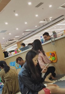 176亲子乐园长发小年轻宝妈透明肉丝腿近距离特写3分02秒