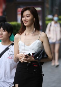 气质美女的露肩装和优雅走姿原图36张