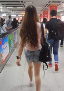 099肉丝袜热裤白高跟鞋学妹身材不错[838M]