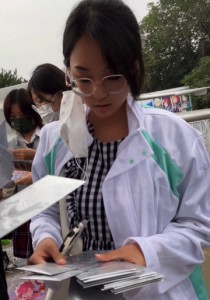 【TIMCOB】⭐精品CD⭐戴眼镜的小姐姐！短裙粉色NN坐镜头！[1.5G]