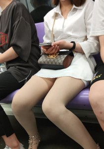 地铁上戴口罩的白色短裙美女[1.86G]