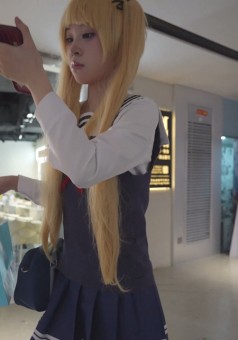 1002【xxn-310】双马尾水手服cos小姐姐..椅子太小粉内露出双视角