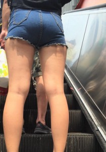 【熬夜猫】阳光撒在翘臀上[189M]