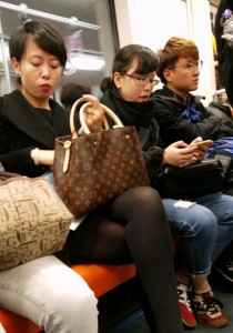 吃东西的黑衣黑丝黑鞋[652M]