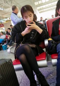 玩手机的黑衣黑丝黑裸靴[766M]