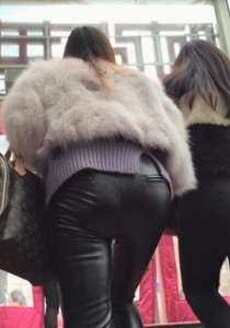 【熬夜猫】紧身皮裤美少妇[334M]