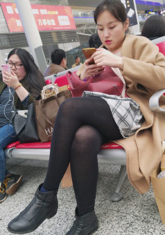 驼色大衣格子裙黑丝裸靴[928M]