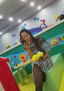 亲子乐园年轻美妈超薄黑丝丝腿诱惑[902M]