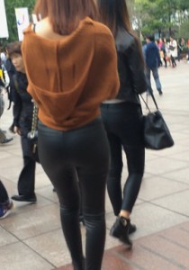 【内O3】南京路两个黑色皮裤翘臀美女[1.53G]