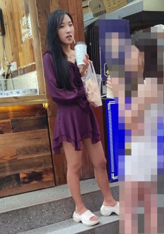 117【CSCD】紫色连衣裙小姐姐和闺蜜排队买东西，黄色内内