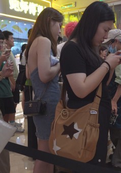 1082(BC-AA-602)少妇的内裤就是骚..露背牛仔裙少妇两侧露毛连一起