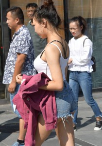 翘翘的热裤青春美少女[75P-888M]