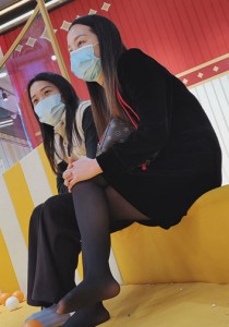200亲子乐园长发黑色连衣裙美女宝妈和闺蜜闲聊黑丝腿视频2分05秒