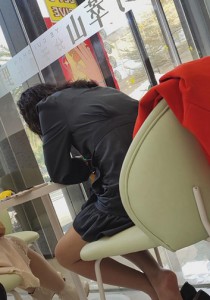 184卷发时尚气质连衣裙熟女肉丝高跟晾脚透气视频4分27秒