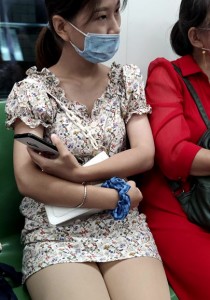 地铁上超性感的花连衣裙丝袜美腿美女[2.66G]