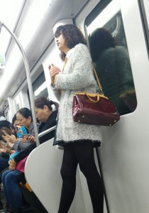 灰色毛衣黑丝黑鞋[516M]