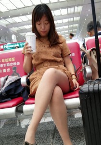 褐色连衣裙肉丝黑色皮鞋[537M]