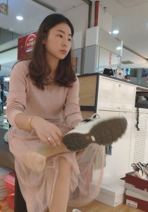 买运动鞋的肉丝袜姑娘[339M]