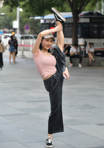 瑜伽微笑气质美女来了一字马动作94张原图