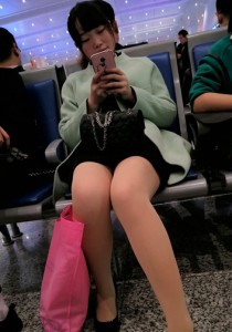 浅绿色风衣肉丝黑色皮鞋[1.15G]