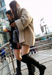 黑白外套两少女[709M]