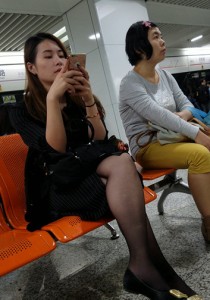 玩手机的黑丝高跟[599M]