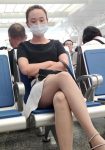 候车厅肉丝袜黑衣短裙女子[1.83G]