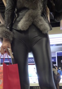 【街拍之魂】商场性感紧身皮裤高挑美女第二季[2.49G]