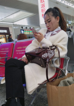 白色毛衣小美女[709M]