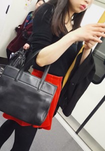 009美女的红裙黑丝诱惑惹火不停的变换站姿很不安分哦