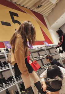 187年轻时尚漂亮小美女肉丝漏脚试靴高清视频2分31秒
